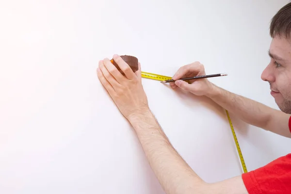 Homme Réparation Mesure Mur Blanc Avec Ruban Mesurer Avant Tapisserie — Photo
