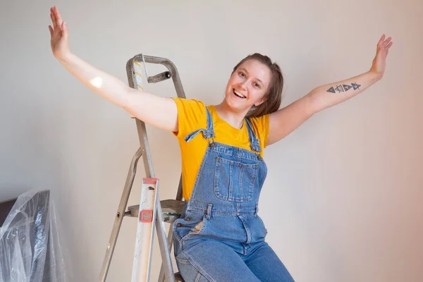 Mulher Feliz Faz Reparos Seu Apartamento Mulher Engraçada Escada Mulher — Fotografia de Stock