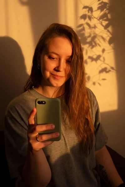 Jeune Femme Regardant Smartphone Dans Les Rayons Chauds Coucher Soleil — Photo