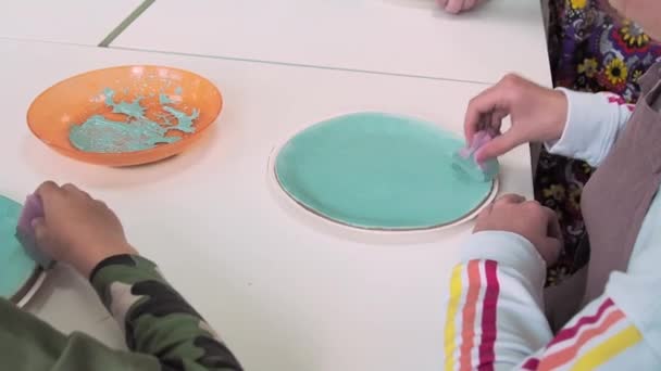 Malowanie Dzieci Gąbką Ceramicznej Płytce Ceramicznej Pracowni Ceramicznej Rozwój Sztuki — Wideo stockowe