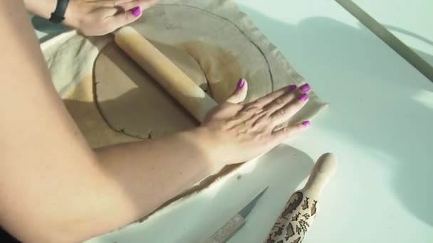 Ceramista Femminile Rotola Argilla Utilizzando Mattarello Legno Studio Ceramica Mani — Video Stock
