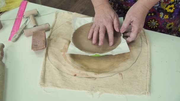 Potier Femelle Faisant Plaque Argile Dans Atelier Poterie Studio Fabriqué — Video