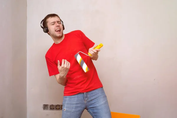 Paten Fırçasını Mikrofon Olarak Kullanan Mutlu Bir Beyaz Adam Şarkı — Stok fotoğraf