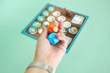 Oyun sahası ve masa üstü masa başı oyununun figürleri Süper Çiftçi. Popüler aile hobisi masa oyunu. Minsk, Belarus - 10 Temmuz 2021