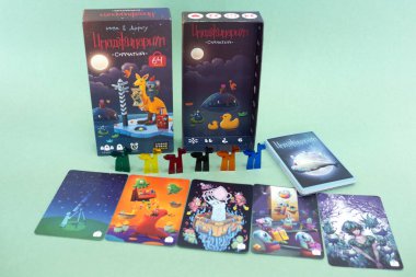 Oyun ögeleriyle kart oyunu Imaginarium. Popüler Aile Dernekleri masa oyunu. Minsk, Belarus - 10 Temmuz 2021
