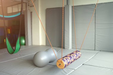 Duyusal uyum sağlama odası çocuklar için merkezde. Jimnastik ve duyusal bozuklukların rehabilitasyonu için spor salonu