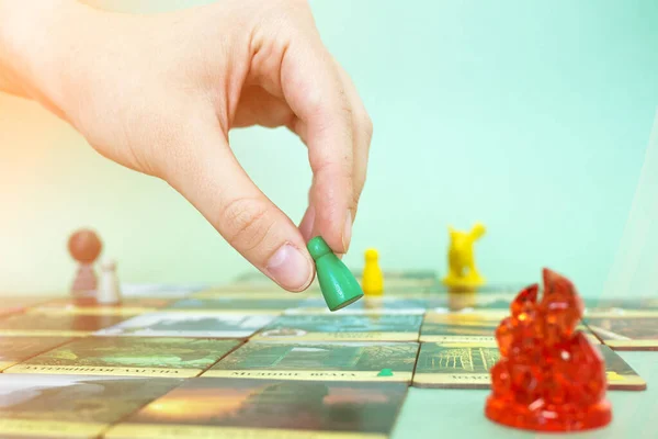 Main Avec Puce Sous Terrain Jeu Les Cartes Jeu Île — Photo