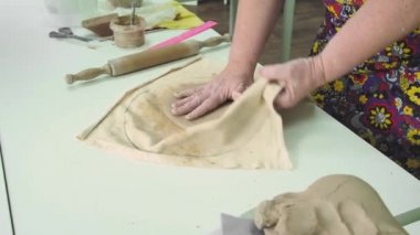 Çömlek atölyesinde, stüdyoda çömlek yapan kadın çömlekçi. El yapımı, hobi sanatı ve el işi konsepti