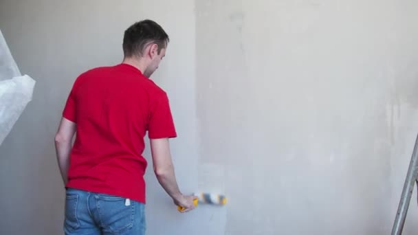 Mann Grundiert Die Wand Mit Einer Walze Reparatur Des Innenraums — Stockvideo