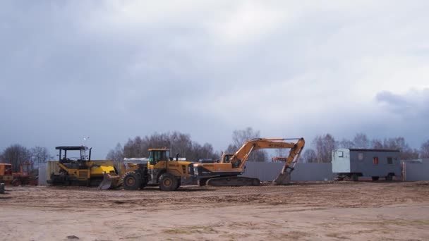 Smolevichi Bielorrusia Abril 2021 Grandes Excavadoras Orugas Pie Sitio Construcción — Vídeos de Stock