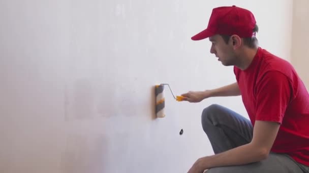 Człowiek Zagruntował Ścianę Wałkiem Naprawa Trz Młody Dekorator Malujący Ścianę — Wideo stockowe