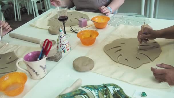Femeie Olar Mână Face Frunze Lut Monstera Studio Atelier Ceramică — Videoclip de stoc