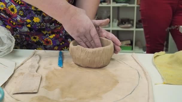 Donna Mano Vasaio Fare Tazza Argilla Studio Laboratorio Ceramica Processo — Video Stock