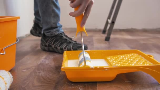 Homme Décorateur Prend Amorce Avec Rouleau Plateau Jaune Réparation Dans — Video