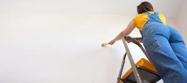 Joven Mujer Reparación Profesional Con Imprimación Pintura Pared Con Pincel — Foto de Stock