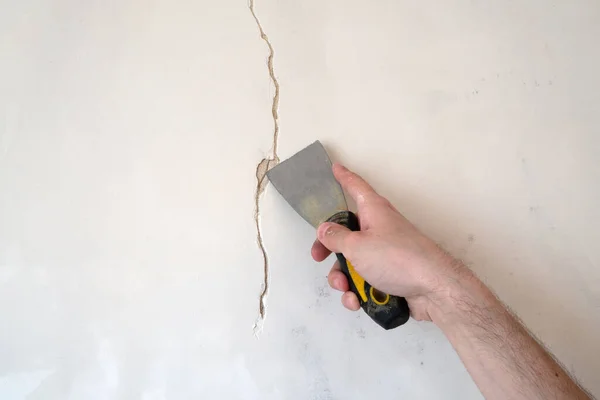 Bouwvakker Repareert Een Barsten Muur Van Een Huis Pleisterwerk Cement — Stockfoto