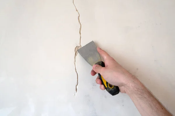 Trabalhador Construção Civil Reparando Uma Parede Crack Uma Casa Rebocando — Fotografia de Stock