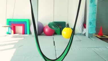 Duyusal uyum sağlama odası çocuklar için merkezde. Jimnastik ve duyusal bozuklukların rehabilitasyonu için spor salonu