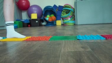 Duyusal entegrasyon bozukluğu için ayak egzersizi. Duyusal işleme bozukluğu. Duyusal bozuklukların rehabilitasyonu .