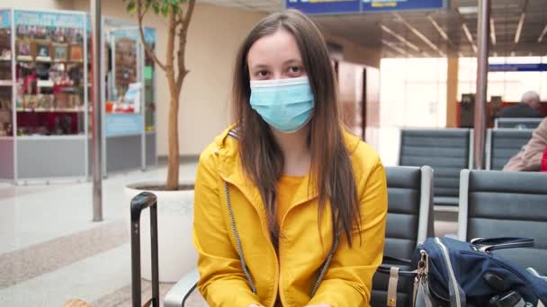 Kaukasische Touristin Lächelt Wartezimmer Mit Medizinischer Maske Eine Reisende Gelb — Stockvideo