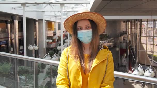 Een Vrouw Met Gezichtsmasker Staat Het Vliegveld Coronavirus Afgesloten Nieuw — Stockvideo