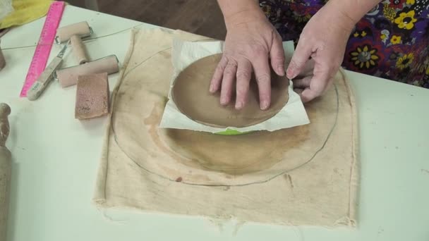 Ceramista donna che fa il piatto di argilla nel laboratorio di ceramica, studio. Concetto artigianale, hobby art e artigianato. — Video Stock