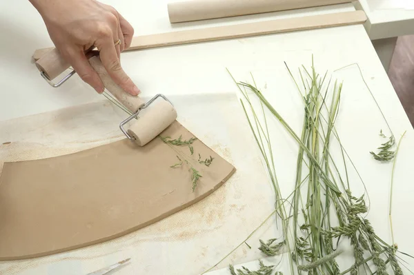 Sluiten Keramist Handen Bedrukken Kruid Ruwe Klei Met Deegroller Handgemaakt — Stockfoto