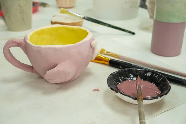 Niña Pintura Con Pincel Taza Cerámica Barro Estudio Taller Cerámica —  Fotos de Stock