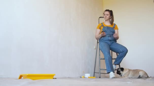 Happy Woman Brush Ladder Looks Dreamily Room Unpainted Wall Copy — Vídeos de Stock