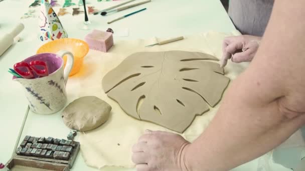 Femeie Olar Mână Face Frunze Lut Monstera Studio Atelier Ceramică — Videoclip de stoc