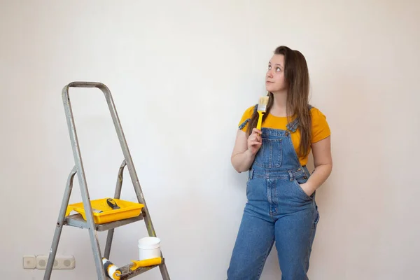 Una Mujer Pensativa Con Pincel Escalera Soñadoramente Una Habitación Con — Foto de Stock