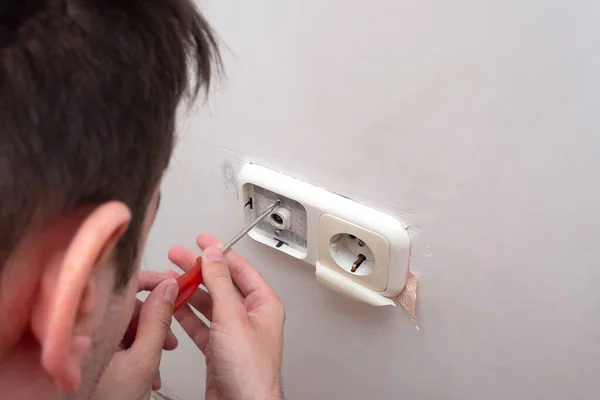 Homme Travaille Avec Électricité Installation Une Nouvelle Prise Utilisant Tournevis — Photo