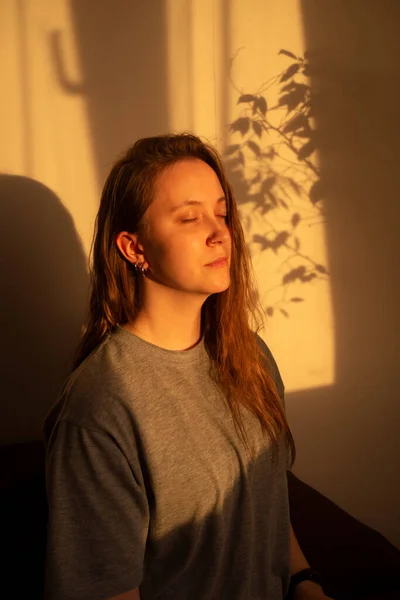 Jeune Femme Fermer Les Yeux Détente Dans Les Rayons Chauds — Photo