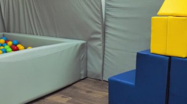 Duyusal bütünleşme odası çocuklar için merkezde.