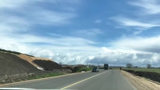 Sicht der Autofahrt durch malerische Landstraße im Sommer mit schönem Himmel und Wolken. Minsk, Weißrussland - 4. Mai 2021. — Stockvideo