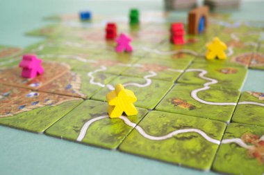 Carcassonne 'daki masa başı masa başı masa başı oyununun fayansları, fayansları, kaleleri ve nehri var. Popüler aile hobisi masa oyunu. Minsk, Belarus - 10 Temmuz 2021.