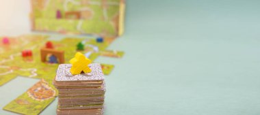 Carcassonne 'daki masa başı masa başı masa başı oyununun fayansları, fayansları, kaleleri ve nehri var. Popüler aile hobisi masa oyunu. Minsk, Belarus - 10 Temmuz 2021.