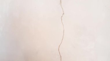 Evdeki beton duvarda büyük bir çatlak var. tadilat sırasında duvarların sıva ve astar kaplaması.