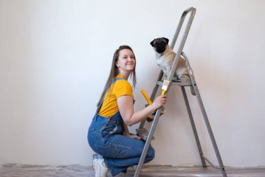 Mutlu kadın dairesinde tamirat yapıyor. Merdivende fotokopi alanı olan komik bir kadın. Bağımsız bekar kadın.