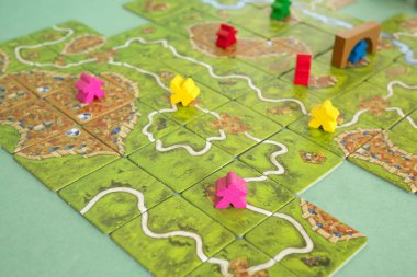 Carcassonne 'daki masa başı masa başı masa başı oyununun fayansları, fayansları, kaleleri ve nehri var. Popüler aile hobisi masa oyunu. Minsk, Belarus - 10 Temmuz 2021.