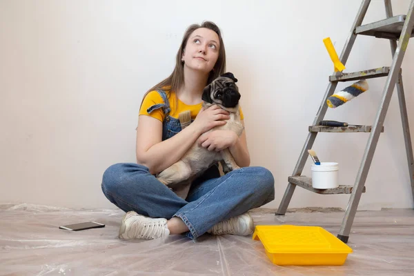 Mujer Joven Independiente Con Perro Pug Planificación Renovación Apartamento Sentado — Foto de Stock