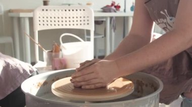 Profesyonel çömlekçi seramikçi elleri çömlekçi çarkında kil çömlek kalıbı döker. Geleneksel çömlek sanatı