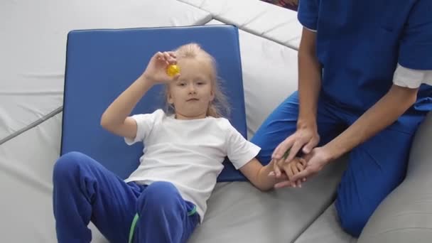 Physiothérapeute Massant Enfant Fille Avec Une Balle Nervurée Intégration Sensorielle — Video