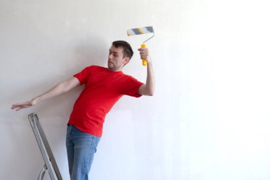 Adam duvarı boyamış ve tamirat yaparken merdivenden düşmüş. İnşaat veya yenileme sırasında hayat sigortası ve tehdidi.