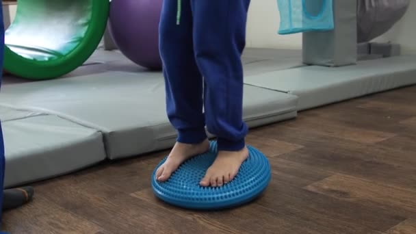 Fille enfant avec thérapeute faire de l'exercice sur tapis tactile masseur de pieds pendant la session d'intégration sensorielle. Trouble du traitement sensoriel — Video