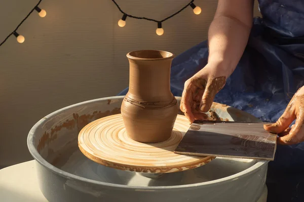 Jarra de barro tradicional en una rueda de alfarero con manos de ceramista después de la fabricación —  Fotos de Stock