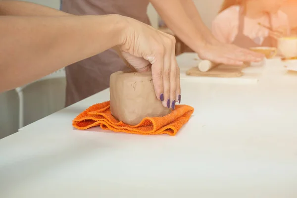 Woman hand potter making clay cup in pottery workshop studio. Process of creating ceramic mug. Handmade, hobby art and handicraft concept — Stock Photo, Image