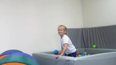 Duyusal bozuklukları olan çocuk duyusal bütünleşme odasında egzersiz yapıyor. Özel terapi egzersizleri ile tüm duyuların gelişimi.