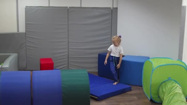 Kind mit Sinnesstörungen spielt im Sinnesintegrationsraum. Unabhängige sensorische Stimulation. — Stockvideo