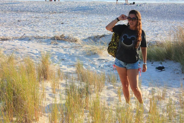 Pôr Sol Uma Jovem Mulher Passeia Entre Grama Seca Praia — Fotografia de Stock